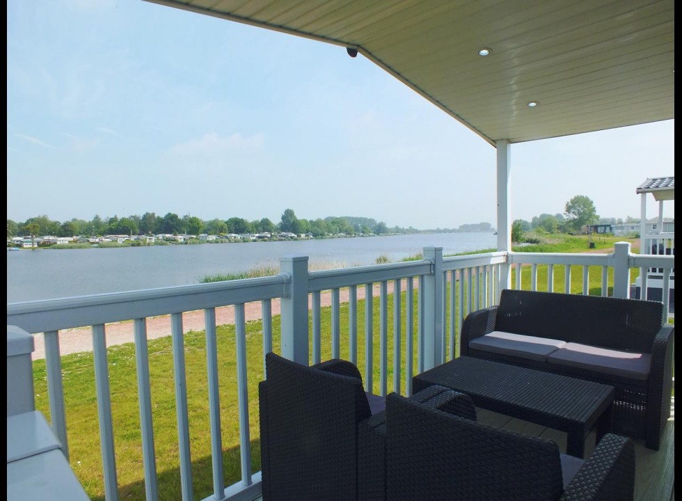 6 persoons stacaravan met terras aan het water.jpg